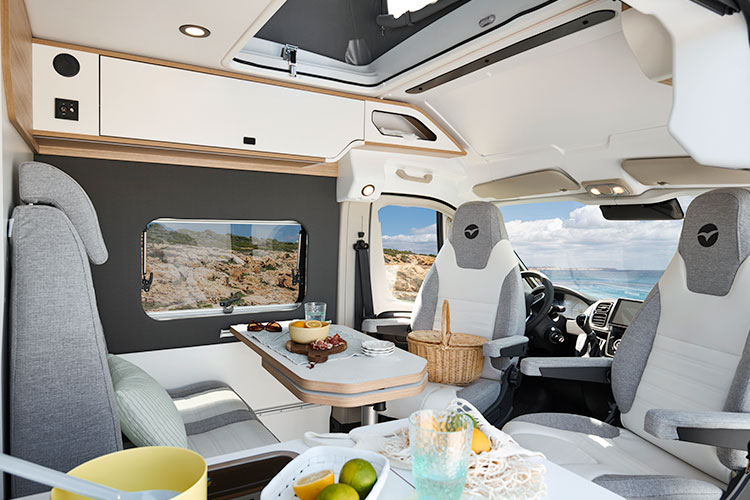 Salon du fourgon aménagé Pilote V600G avec vue sur la cabine